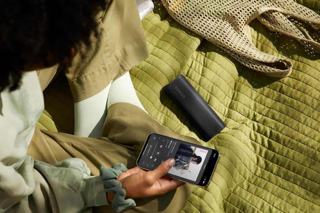 Sonos Roam 2 | Leichter, mobiler und wasserdichter Speaker mit Bluetooth, WLAN, mindestens 10 Stunden Akkulaufzeit und Voice Control für drinnen und draußen - Weiß