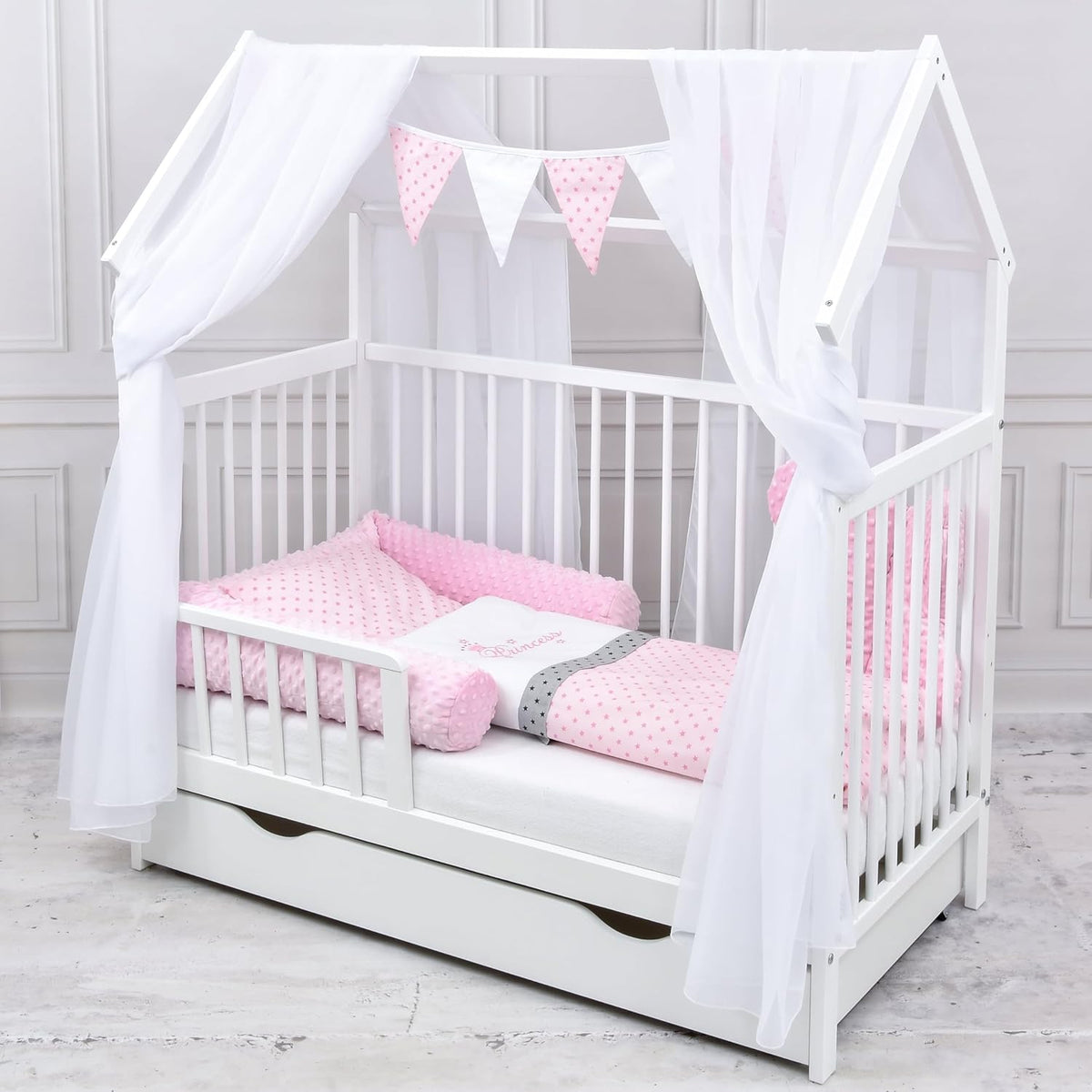 Baby Delux Babybett Komplett Set Hausbett 60x120 cm weiß Schublade Rausfallschutz Kinderbett Matratze Bettwäsche Deko Set (Prince Stars)