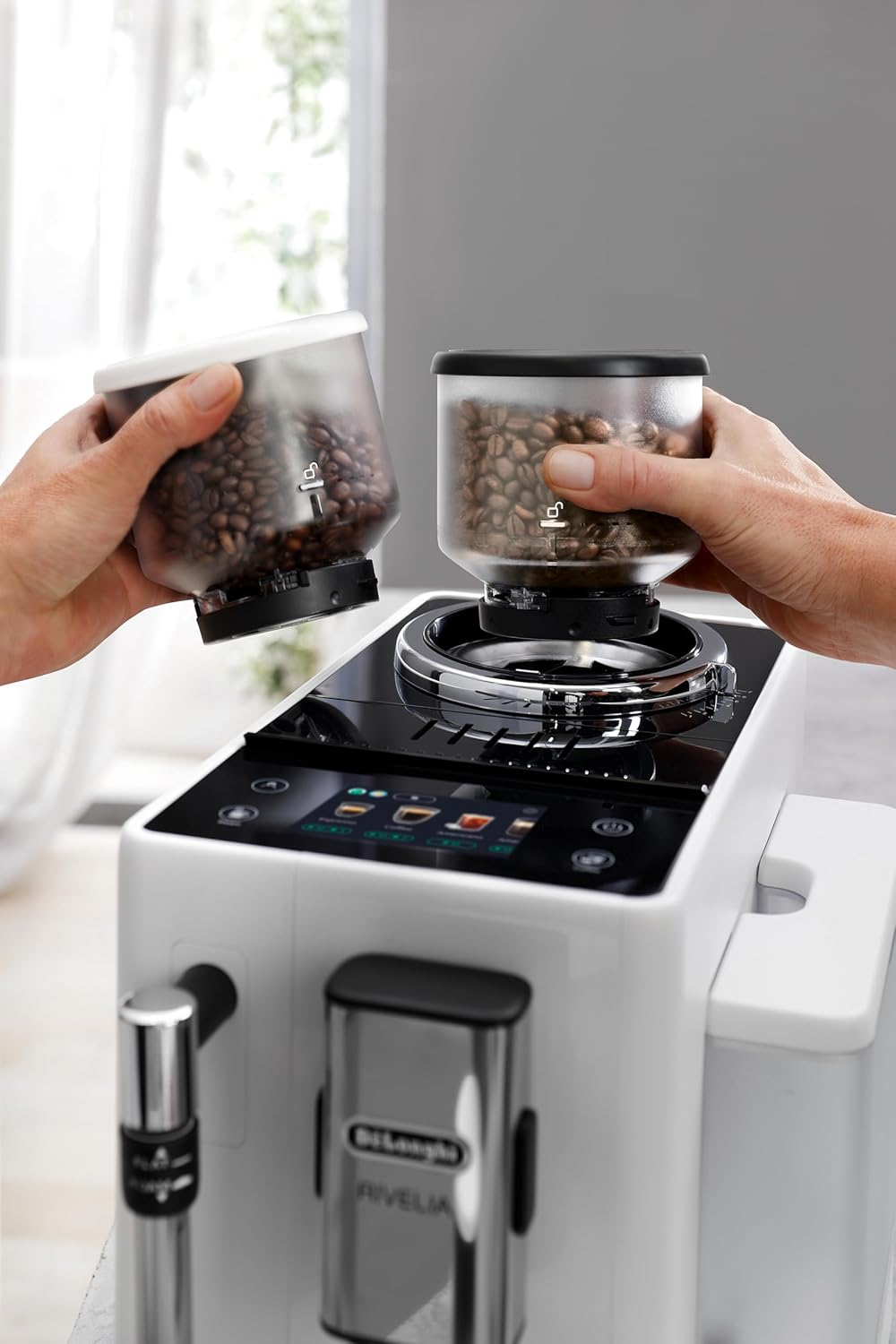 De'Longhi Rivelia EXAM440.55.W Kaffeevollautomat mit LatteCrema Milchsystem, Wechselbarer Bohnenbehälter, 16 Kaffee- & Milchgetränke auf Knopfdruck, Extra-Shot-Funktion, 3,5 Touch-Display, Weiß